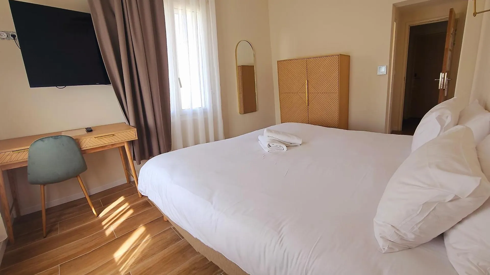 Adonis Sanary Grand Hotel Des Bains 2*, Sanary-sur-Mer